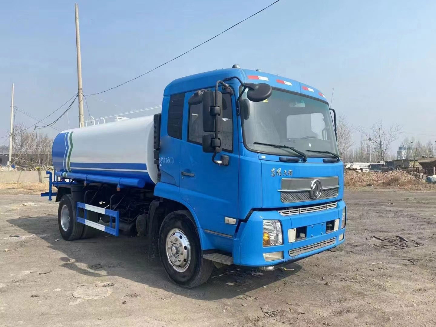 လမ်းသန့်ရှင်းရေးအတွက် Dongfeng 12CBM ရေတင်သင်္ဘောထရပ်