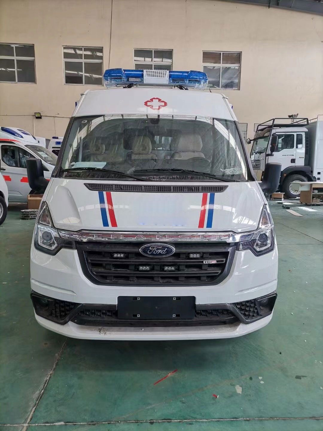 ဆန့်လူနာတင်ယာဉ်အတွက် FORD Ambulance ဒီဇယ်ယာဉ်