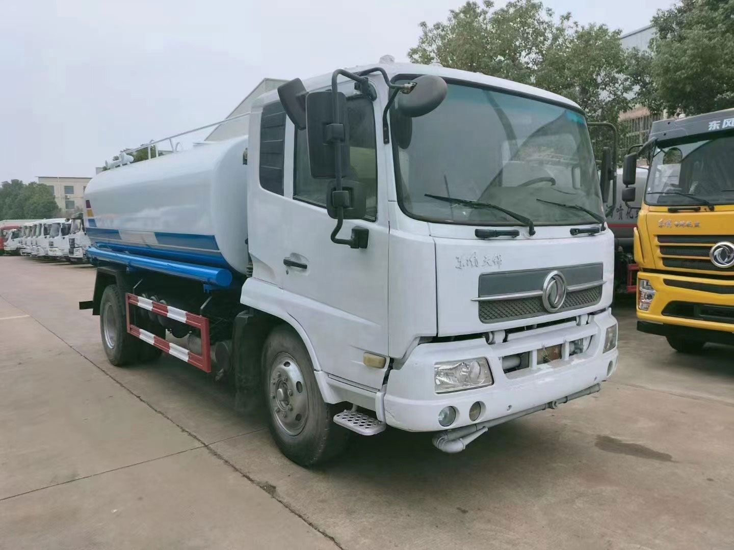 လမ်းသန့်ရှင်းရေးအတွက် Dongfeng 12CBM ရေတင်သင်္ဘောထရပ်