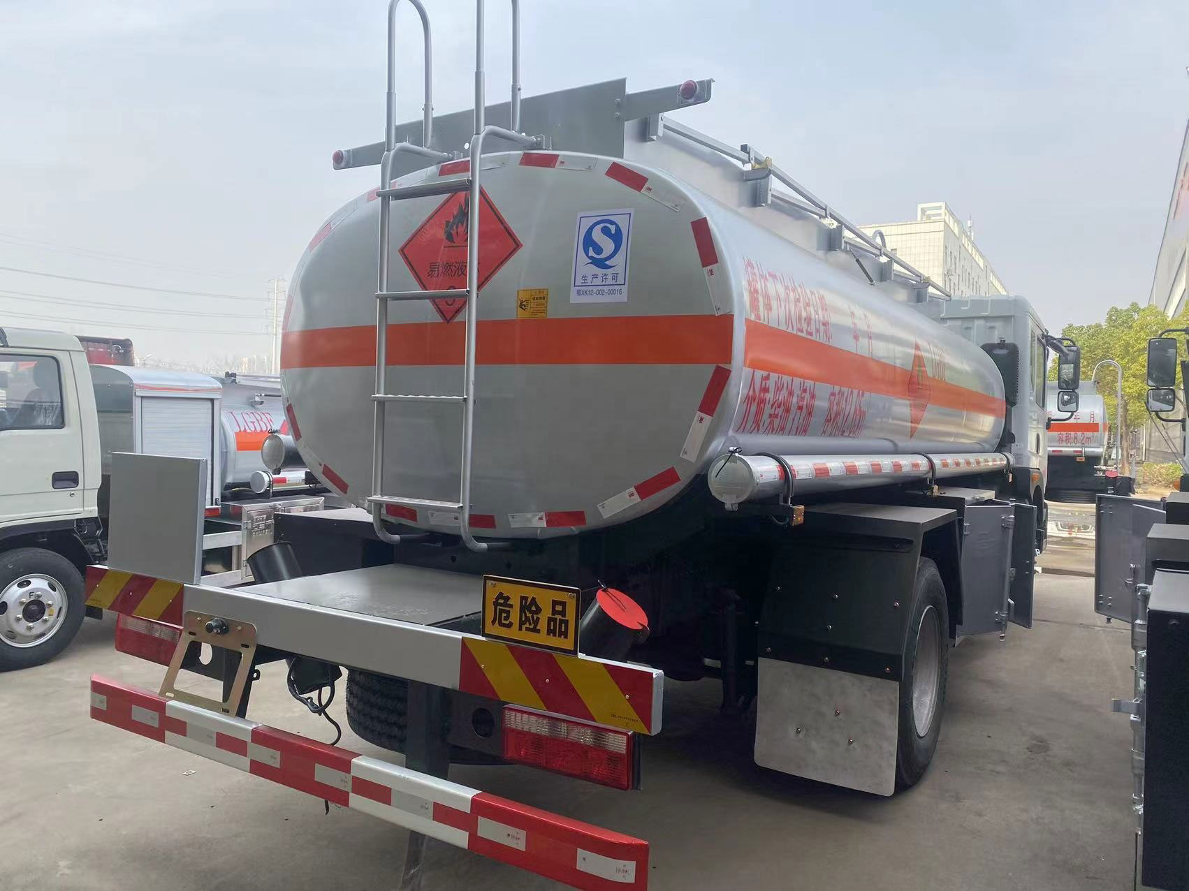 12CBM 10TON ဒီဇယ်ဓာတ်ဆီတင်ကား ထရပ်