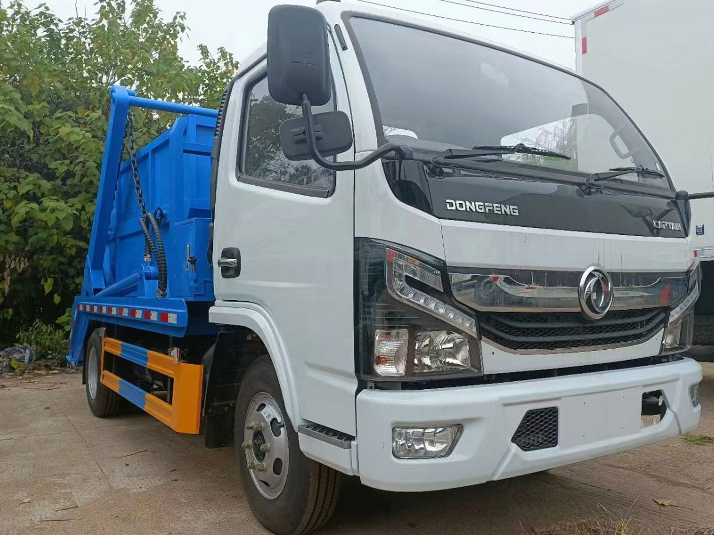 သန့်ရှင်းရေးအတွက် Swing Arm Side Hang Up Type Garbage Truck