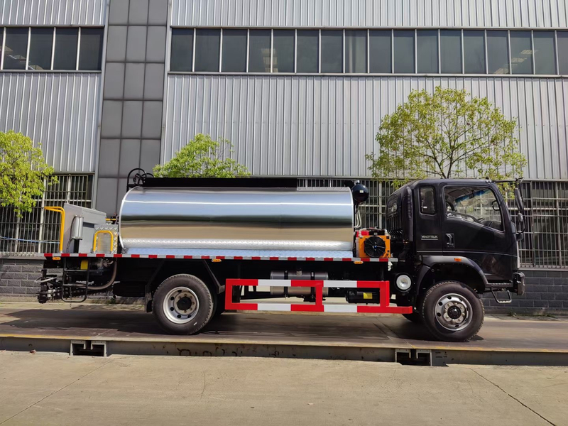 HOWO 10CBM Asphalt Distributor Truck Spray Hot Asphalt Truck